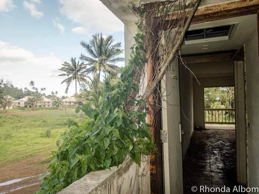 Hôtel abandonné avec une malédiction dans les îles Cook • Albom Adventures