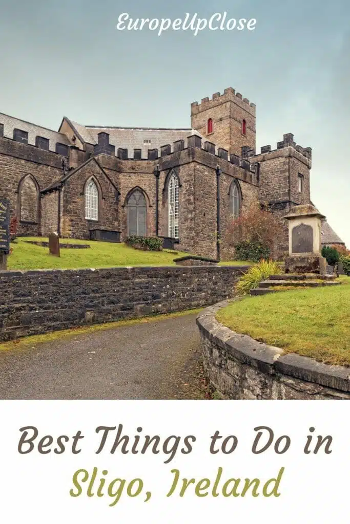 Épingle de l'article : Photo de l'abbaye de Sligo ci-dessus, texte sur fond blanc : 