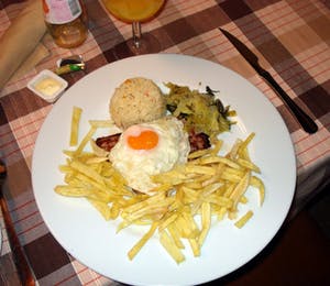 Bistec a la portuguesa receta de huevo y papas fritas prego no prato