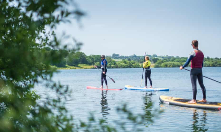 Wild Shore Delamere propose un SUP (110 £ pour six personnes), nageant dans les eaux ouvertes et Aqua Chimp, un itinéraire unique de cordes élevées sur l'eau, sans courroies de sécurité (20 £ pp). Veste en tricot © Wild Shore Delamere 344