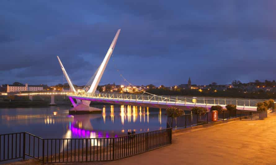 Friedensbrücke, Derry, illuminé la nuit.