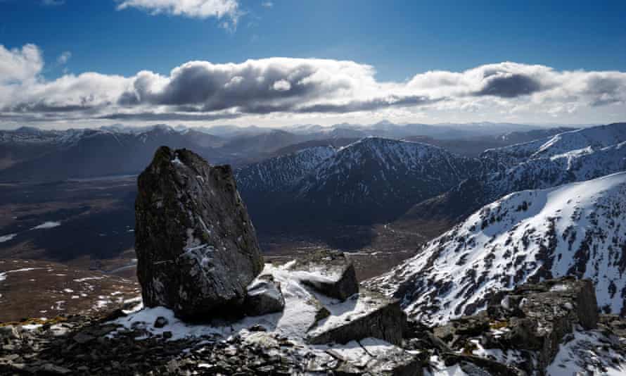 Glencoe - une oasis glacée. Les marcheurs et les skieurs apprécient un climat ensoleillé et calme au sommet du Sommet des repas à Bhuiridh (1108 m).