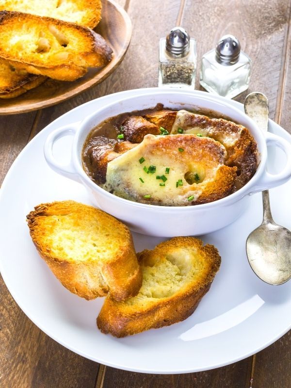 Soupe à l'oignon violet français