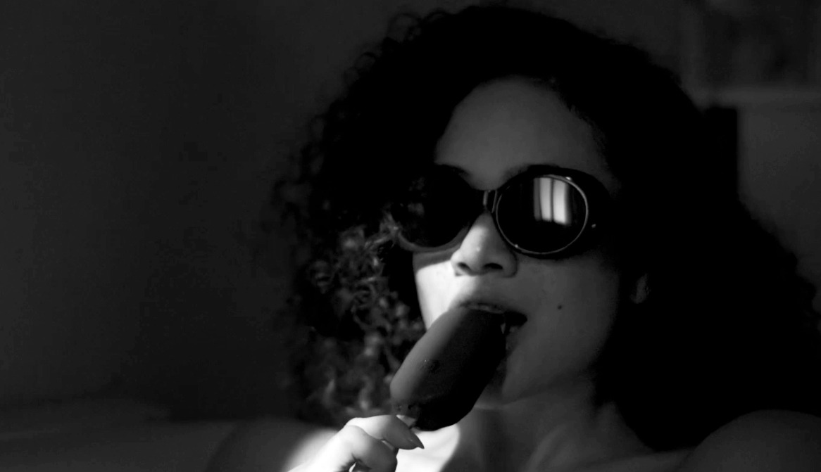 Imagen en blanco y negro de una mujer comiendo un helado