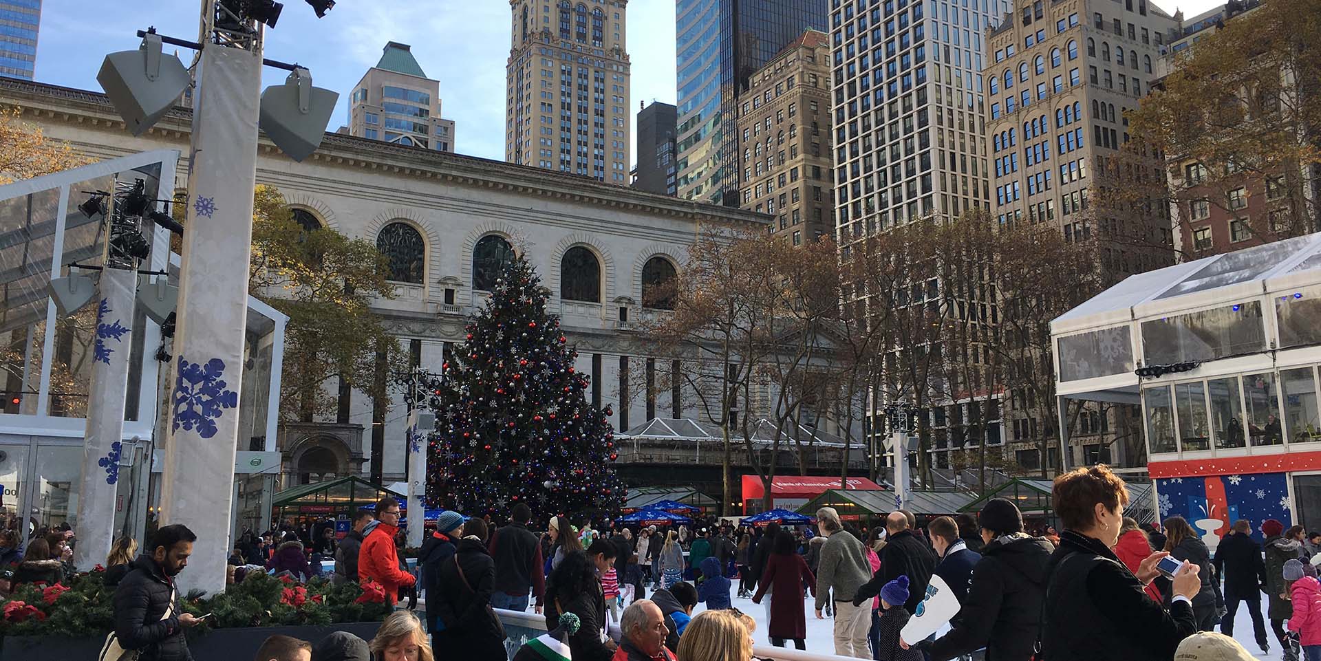 ▷ spectacle d'éclairage des arbres à Bank of America Winter Village 2022