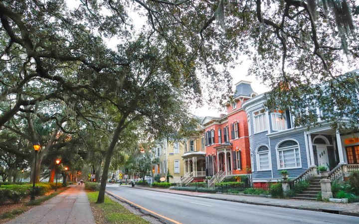 Il y a de grandes maisons historiques et d'autres bâtiments notables à travers Savannah. 