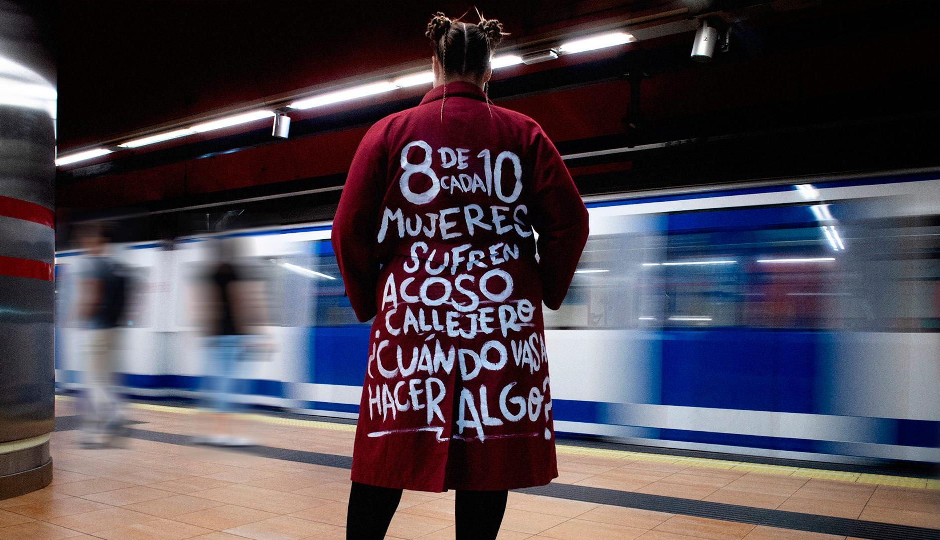 Modelo desfilando en el Metro de Madrid