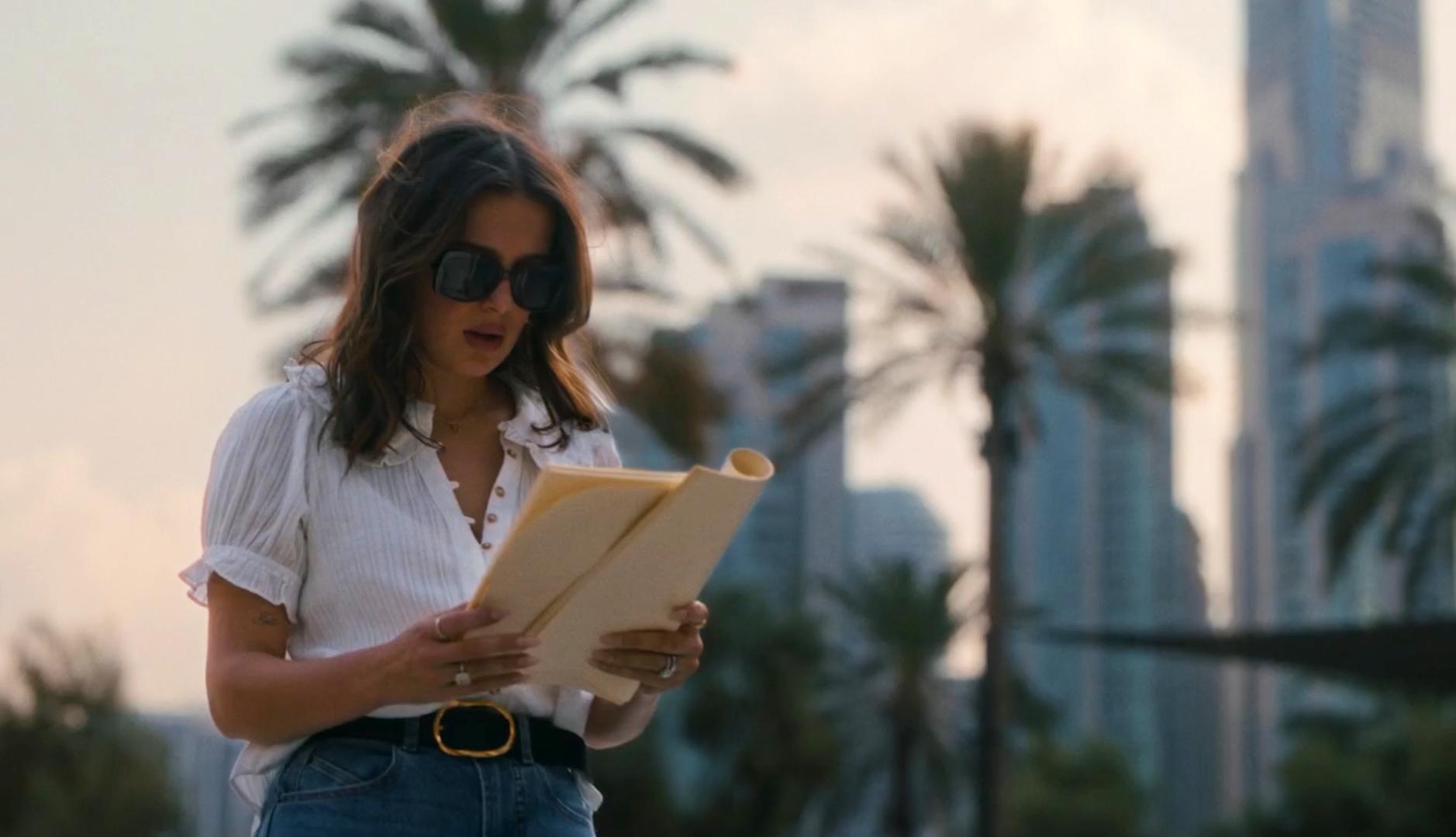 Millie Bobby Brown sujetando un guion en Dubái