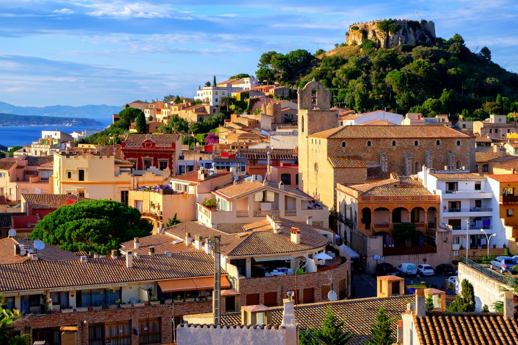 La ville de Begur en Catalogne, en Espagne, est une destination touristique populaire dans les villes et les villes de la mer Méditerranée sur la Costa Brava