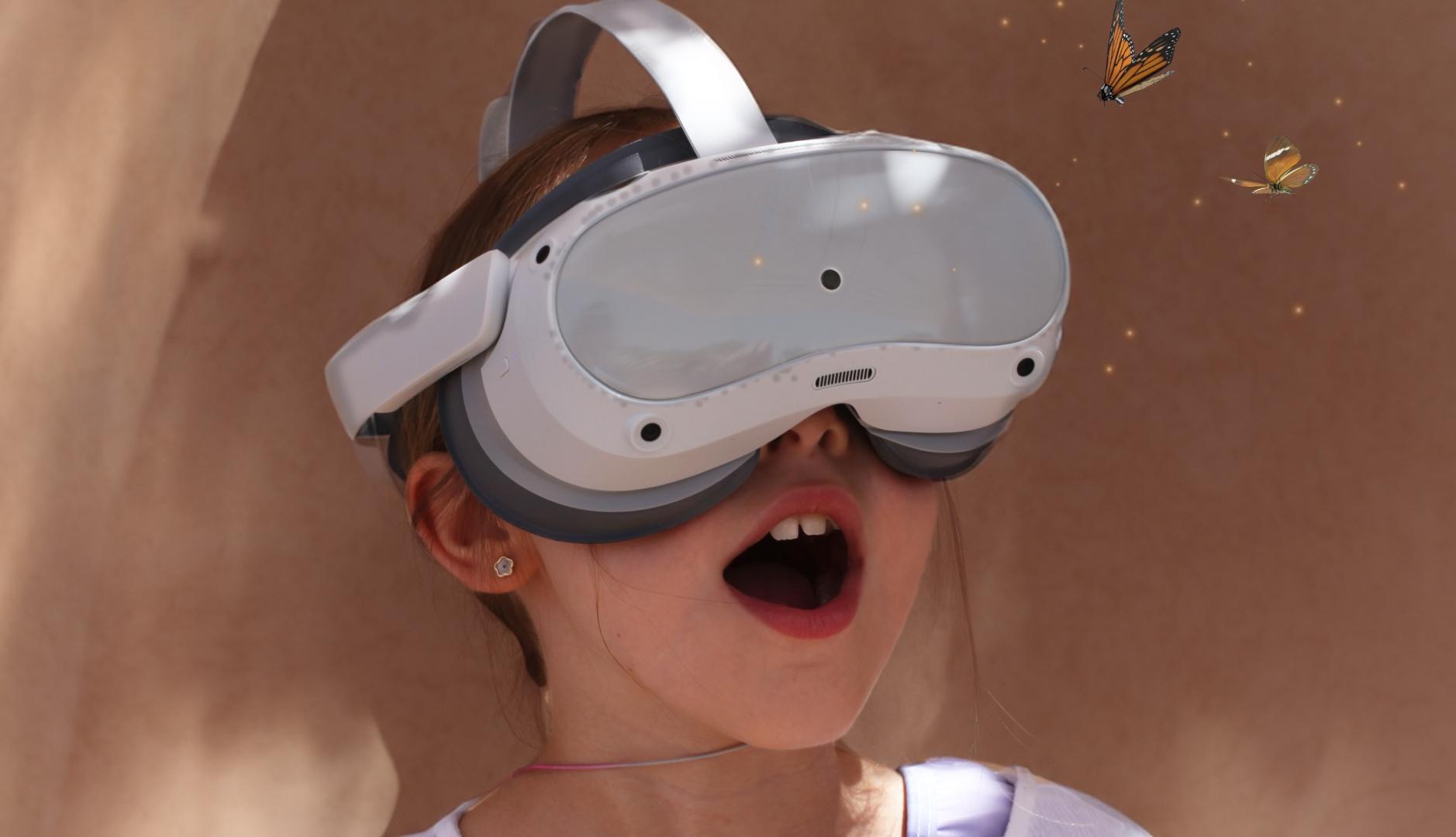uns niña con gafas de realidad virtual puestas