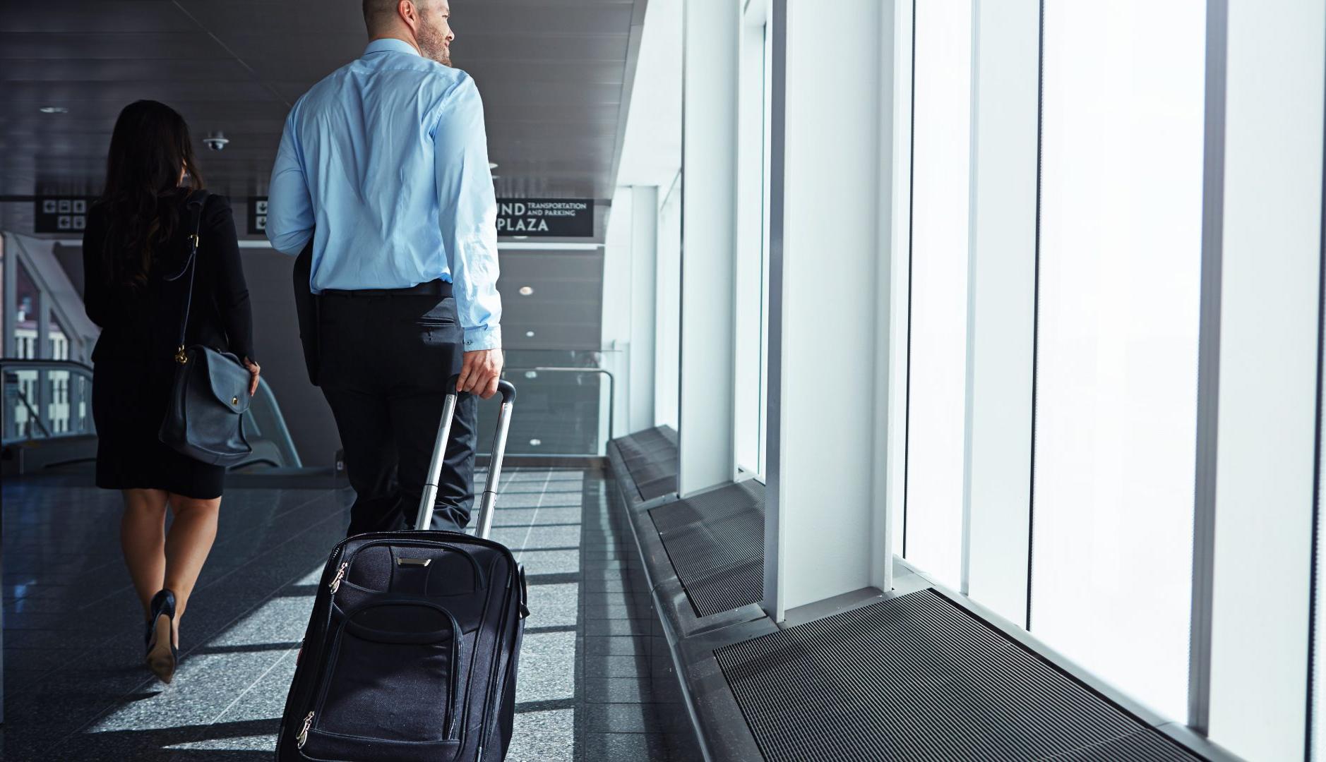 Un hombre de viaje de negocios en un aeropuerto