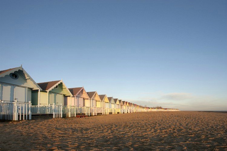 Une gamme de cabines de plage pastel à Mersea dans l'Essex, le Royaume-Uni