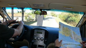 Utilisez une carte en conduisant à Cuba