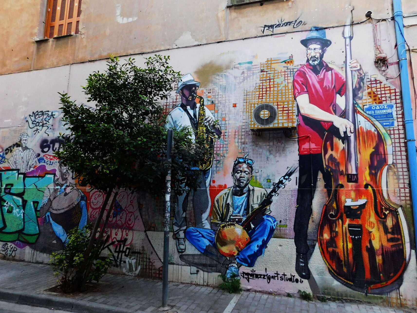 Paparazzi et musiciens Achilleas Michaelides (Riga Palamidou & Sarri, Psyrri)