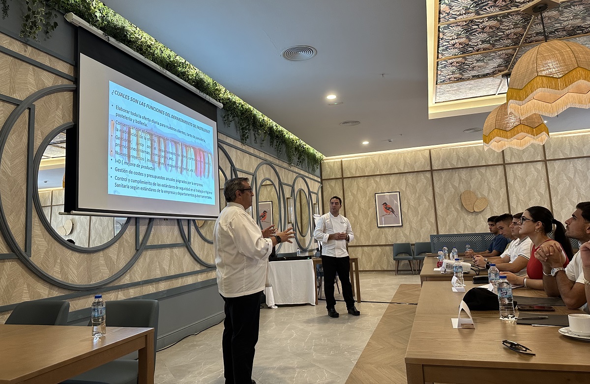 Riu Hotels & Resorts Formes de nouvelles peintures en alliance avec l'Académie