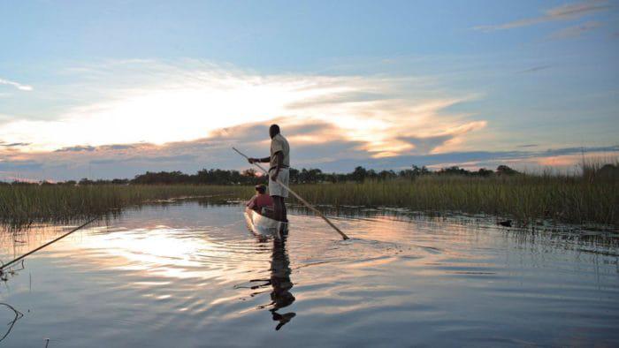 Faites glisser dans un mokoro traditionnel dans le delta d'Okavango Maun