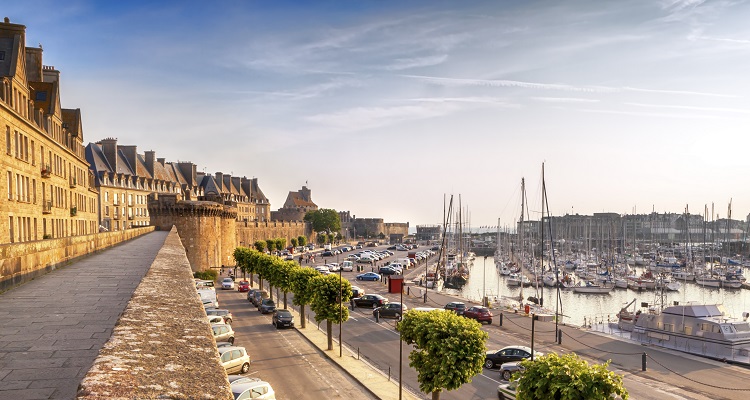 Saint Bad, France, à l'aube. Murs et port historiques.