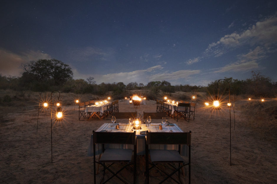 Le souper du soleil Dîner dans un endroit particulièrement merveilleux pendant le dîner à Silvan Safari