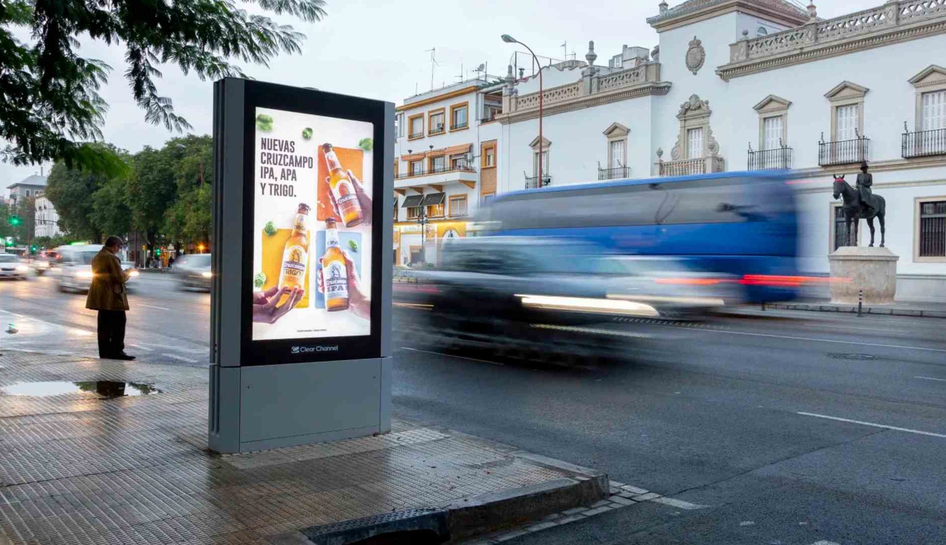 Un mupi de Clear Channel en la calle con publicidad de Cruzcampo