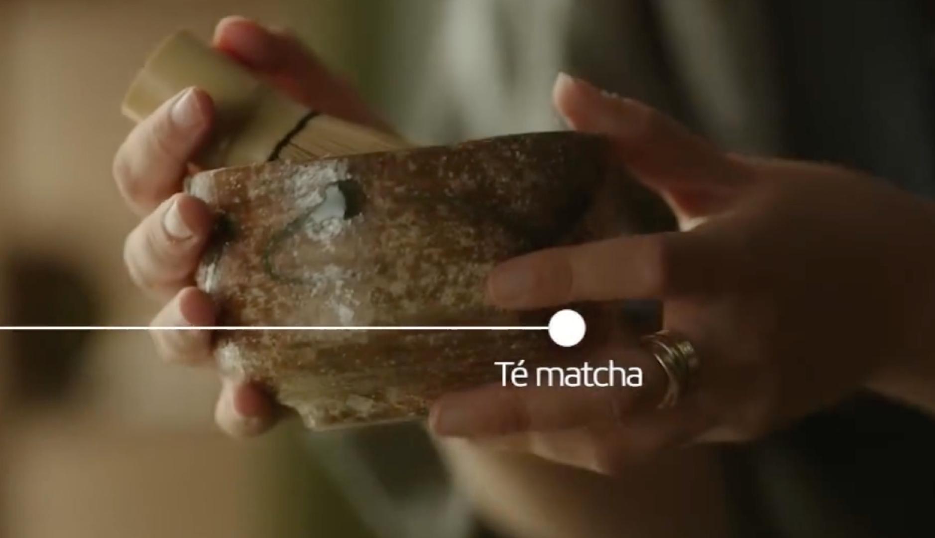 unas manos sosteniendo un cuenco con té matcha