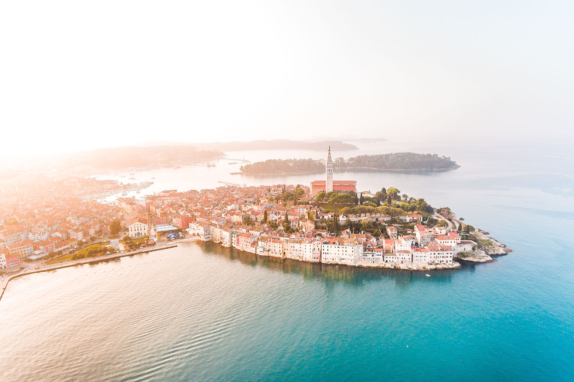 Voici une photo panoramique de Rovinj avec un drone au coucher du soleil. 