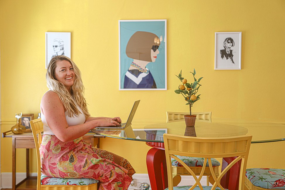 Katie avec son ordinateur portable à Mobile, Alabama