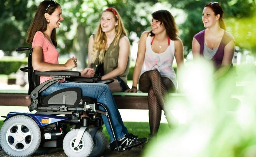 Fauteuil roulant électrique : innovation, liberté et confort à la portée de tous