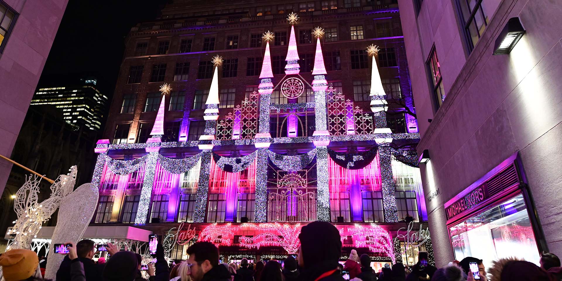 Saks Fifth Avenue NYC : le guide de voyage ultime