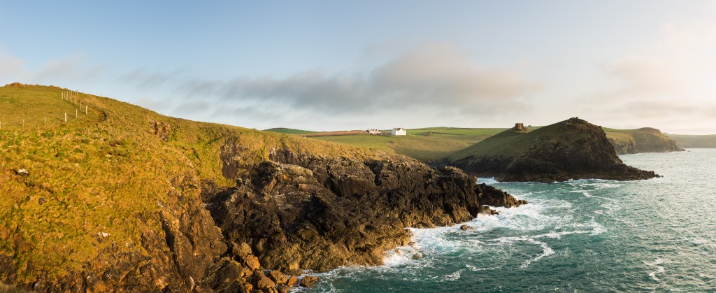 Côte au soleil du soir à Port Quin - Cornwall