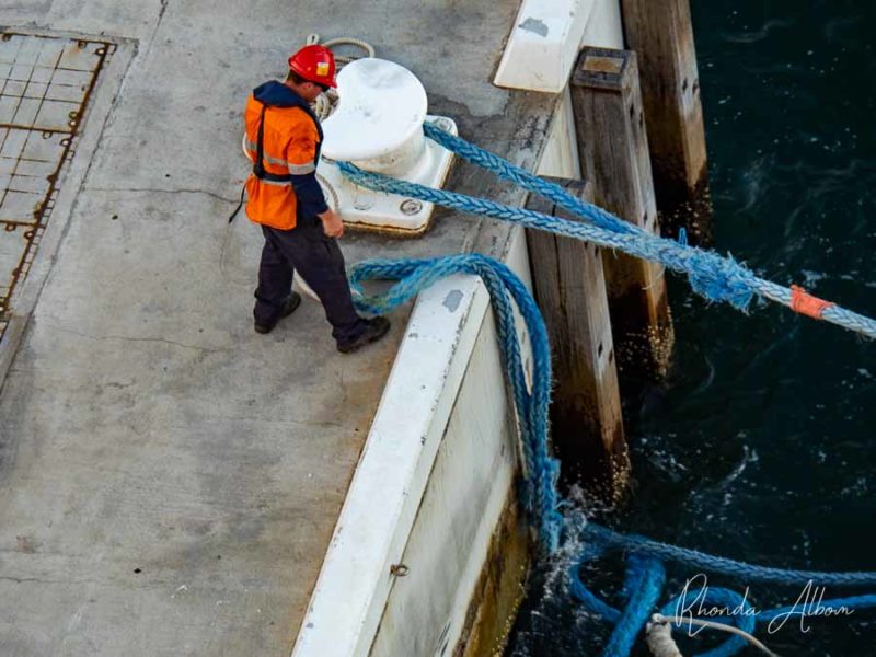 Travailleur portuaire se débarrassant des navires de croisière