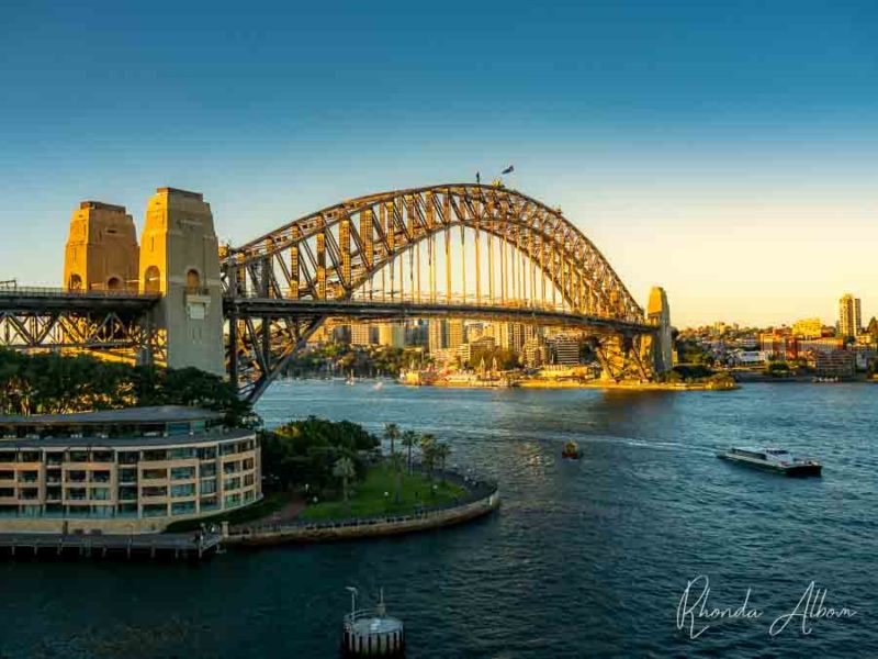 Vue du Harbour Bridge de Sydney à l'heure d'or, vue depuis un bateau de croisière