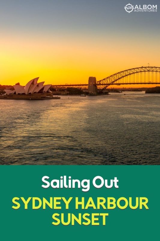 Le port de Sydney au crépuscule brillant en orange et jaune