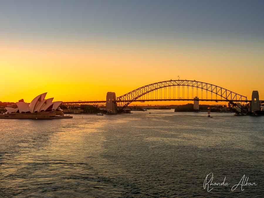 Profitez d'un coucher de soleil sur le port de Sydney pendant que nous partons