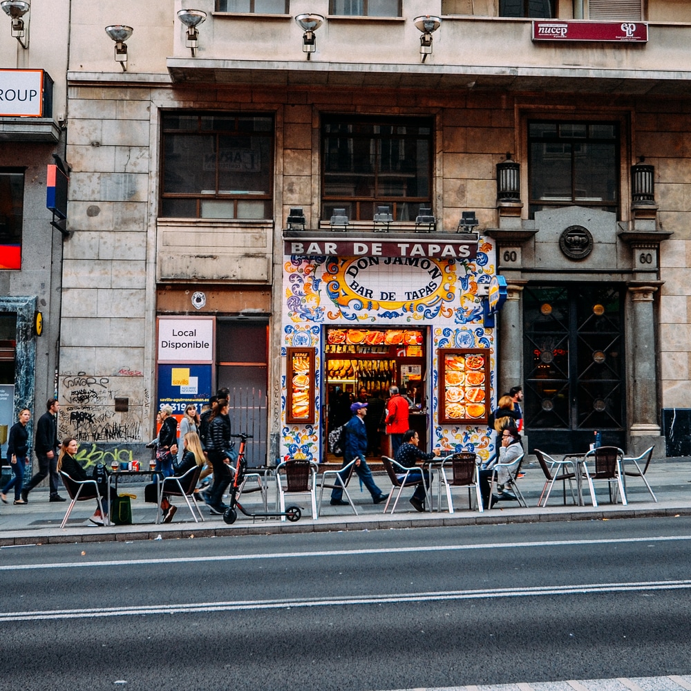 Fachada del tradicional bar de tapas en Gran Vía, Madrid, España
