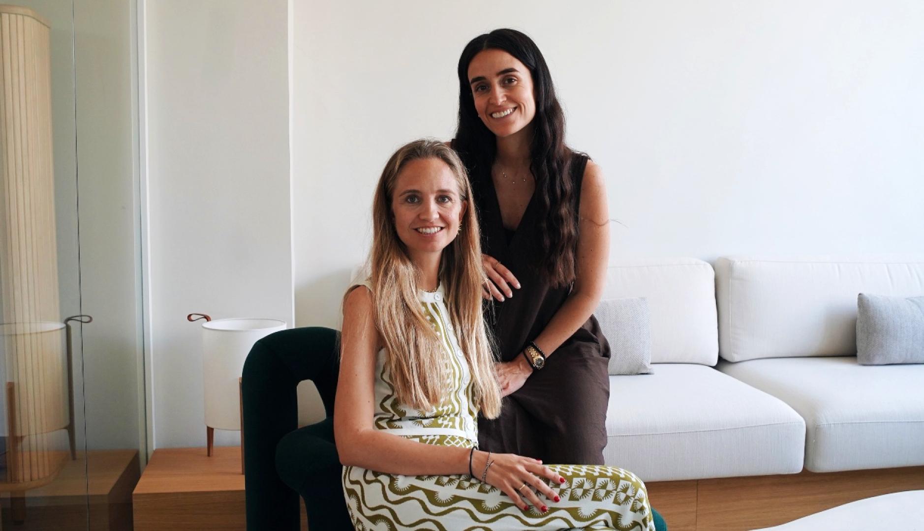 Marta Nicolás y Patricia Ratia posando en su oficina