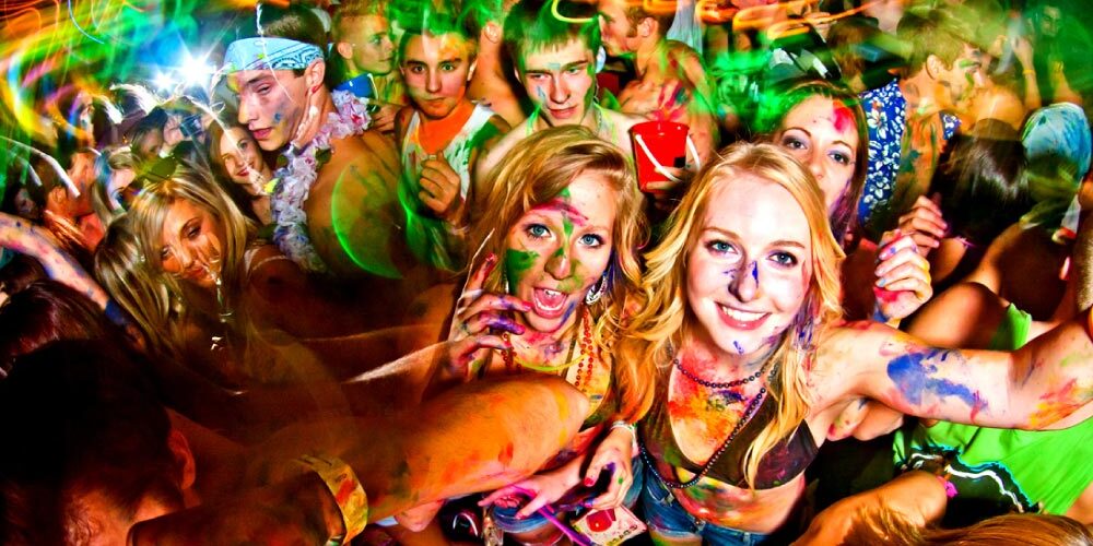 Full Moon Party de jeunes filles thaïlandaises