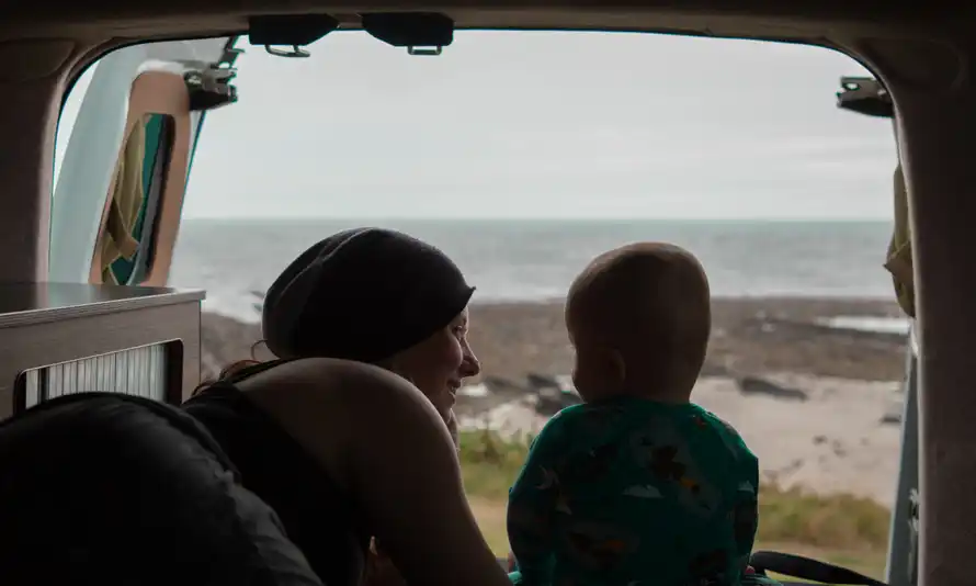 L'auteur et son fils profitent de la vue sur la mer depuis le camion.