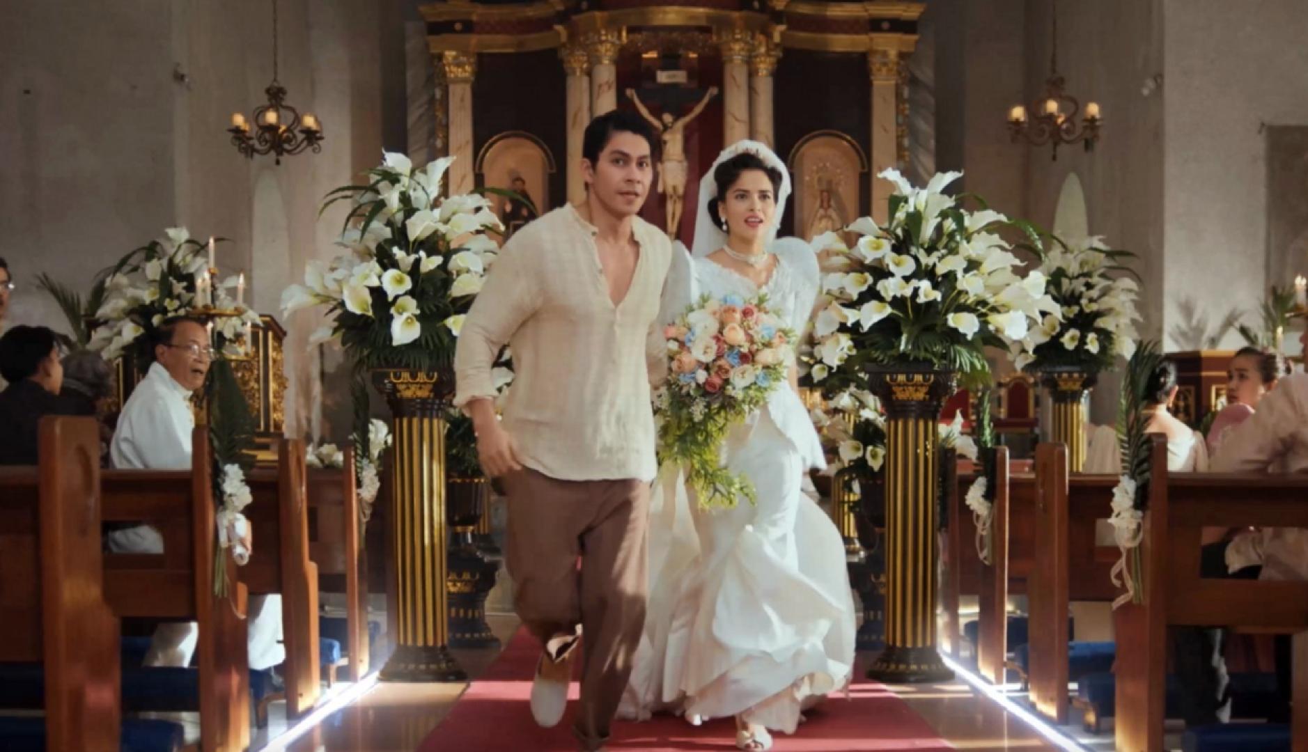 Un matrimonio corriendo desde el altar vestidos de novios