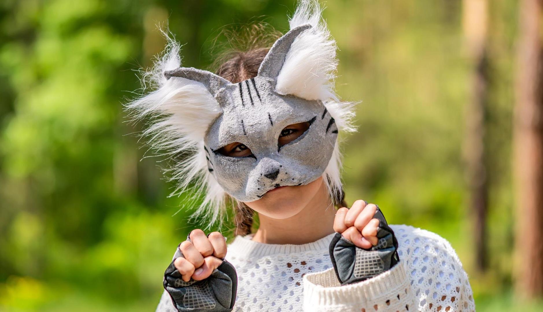 Chica con máscara de gato