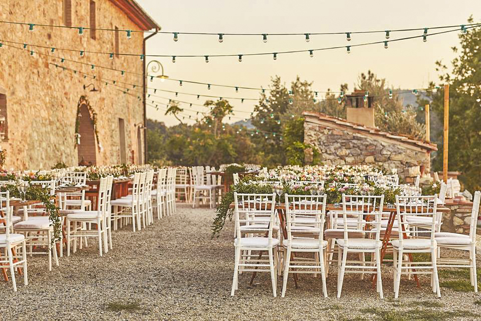Tables de mariage à l'extérieur de la Villa Monte Nero