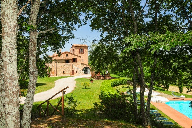 Allée, jardin et piscine de Casa Chieto
