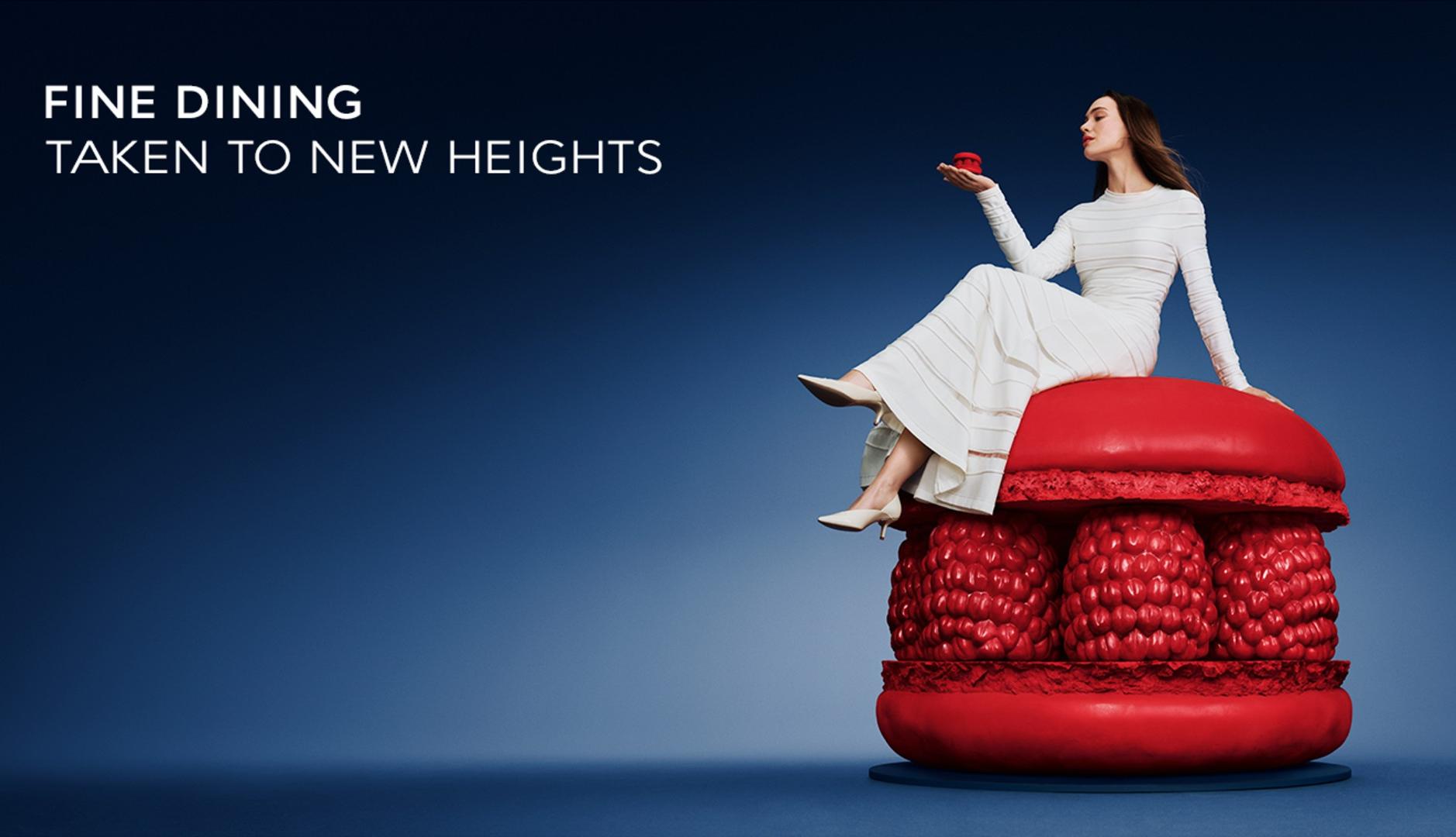 Mujer sentada en un macaron gigante