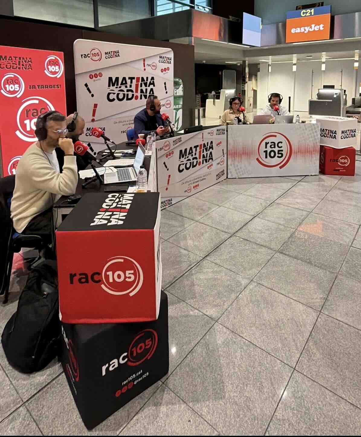 diffusion de l'émission de radio Matina Codina depuis l'aéroport de Barcelone