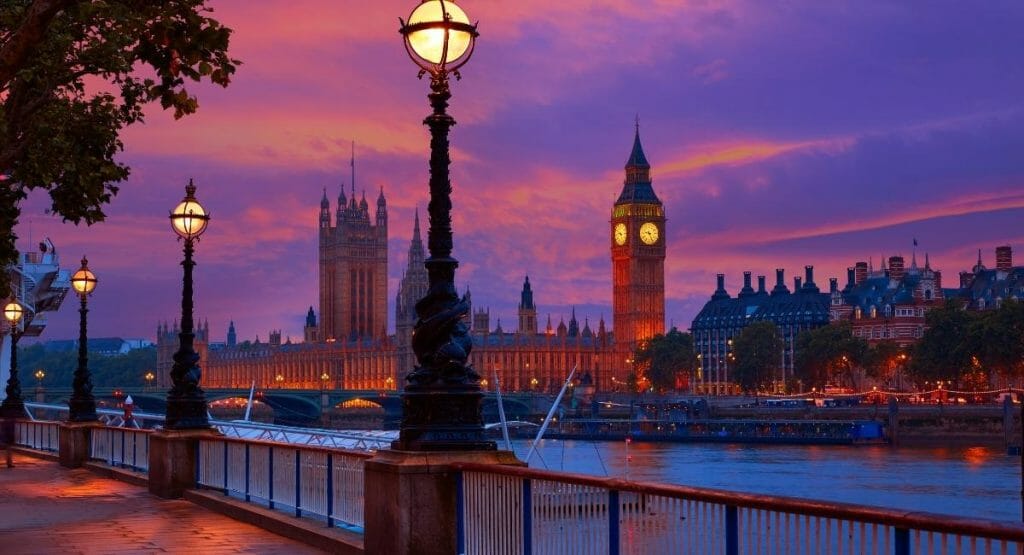 Coucher de soleil avec la skyline de Londres : la Tamise au premier plan, Big Ben et la Tour de Londres en arrière-plan - London Luxury Tour