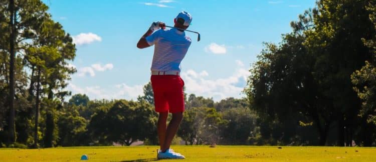 hombre jugando al golf en un día soleado