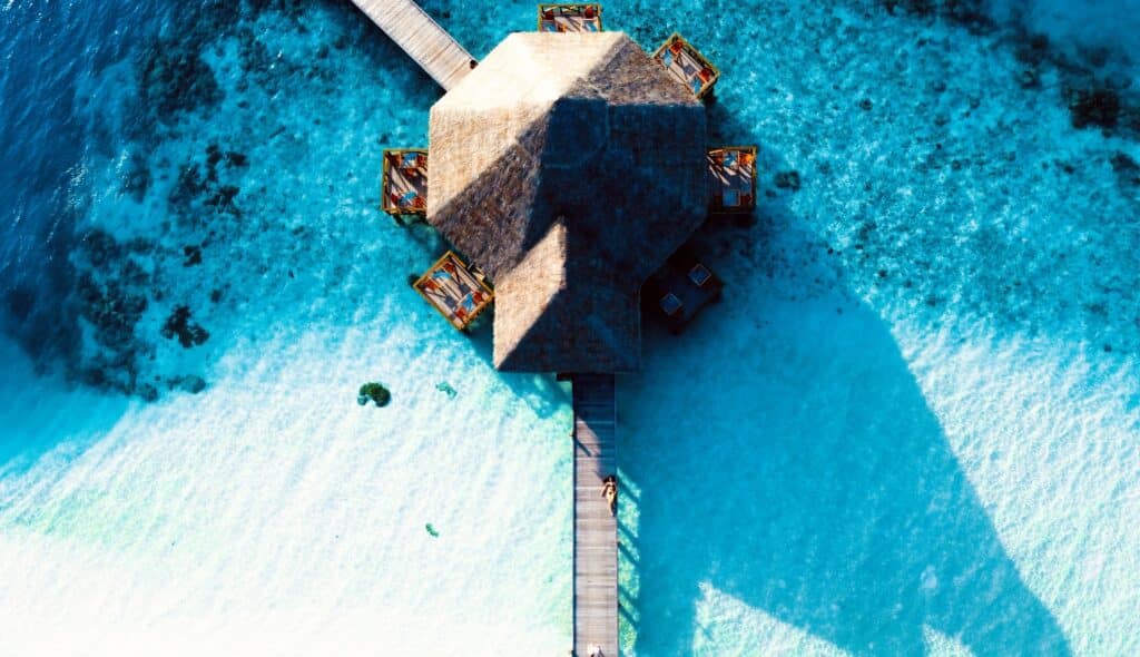 Top 8 des complexes hôteliers avec villas avec piscine sur l'eau au coucher du soleil aux Maldives