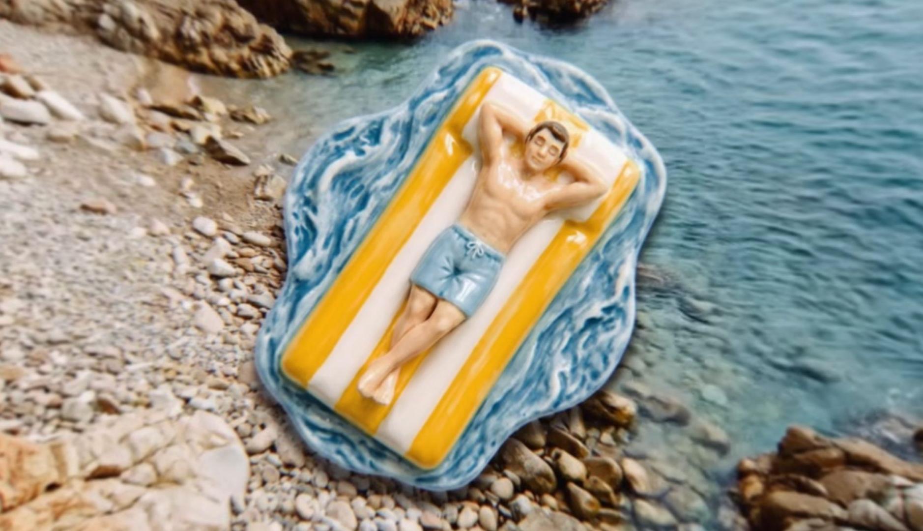Iman de un hombre en colchoneta sobre el agua