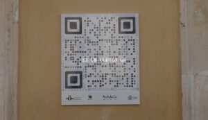 Código QR hecho con azulejos