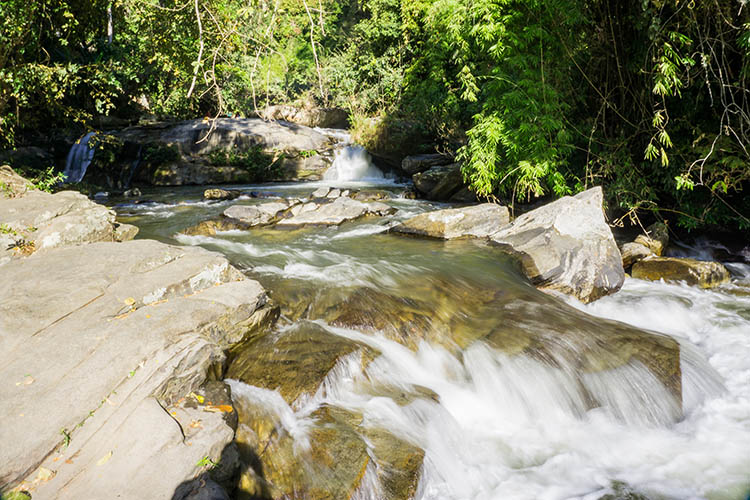 Rapides dans le parc national de Doi Inthanon, Thaïlande