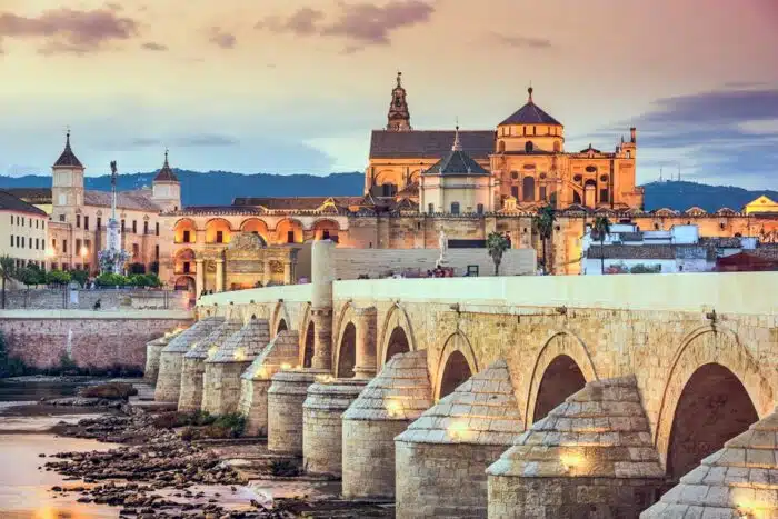 Vue sur le pont romain et la mosquée-cathédrale sur le fleuve Guadalquivir à Cordoue, en Espagne.